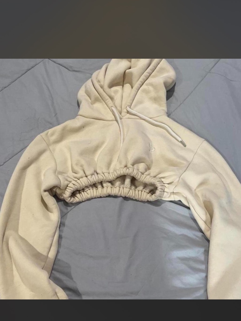 Waydamin Cropped Off-the-Shoulder Hoodie Sweater in Cream